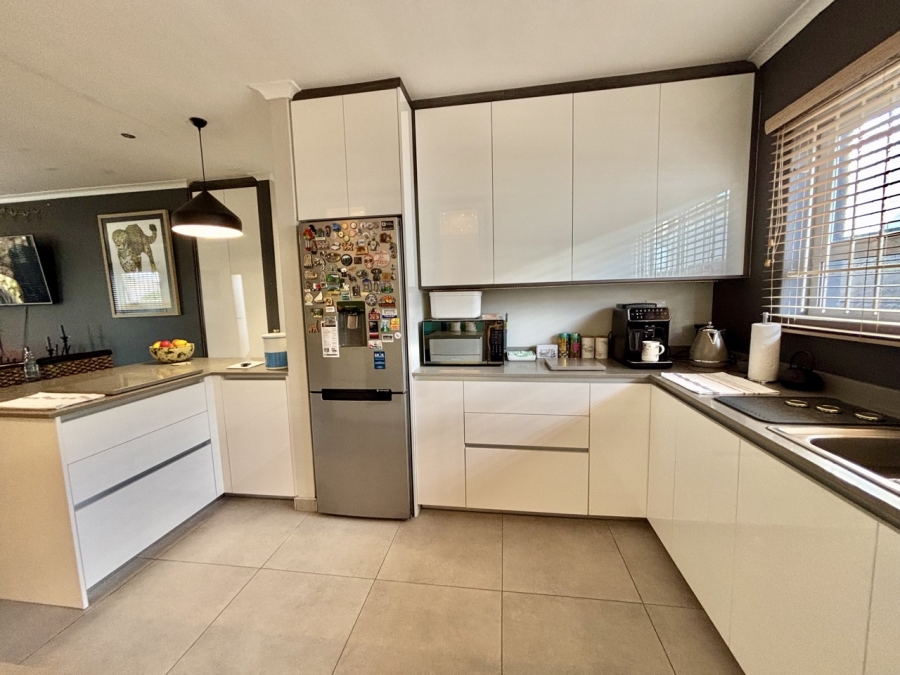 3 Bedroom Property for Sale in Sunningdale Western Cape